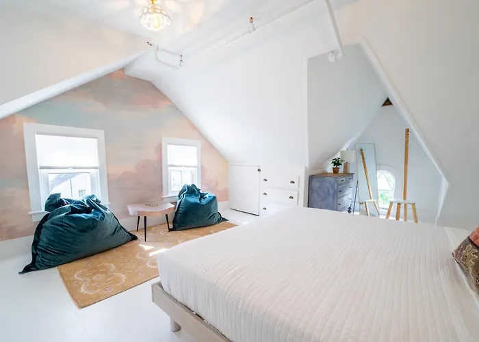 Twin Gables Of Woodstock Hotel